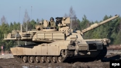 Танк Leopard 2A4 польской армии во время совместных учений польско-американских бронетанковых подразделений на военном полигоне Свентошув. Польша 24 ноября 2015 года