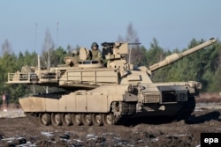 Tancul Leopard 2A4 al armatei poloneze în timpul exercițiilor comune ale unităților blindate polonez-americane la terenul de antrenament militar din Swietoszow din Swietoszow.