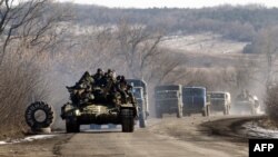 Колона українських військових проїжджає повз Артемівськ після виходу з Дебальцевського плацдарму, 18 лютого 2015 року