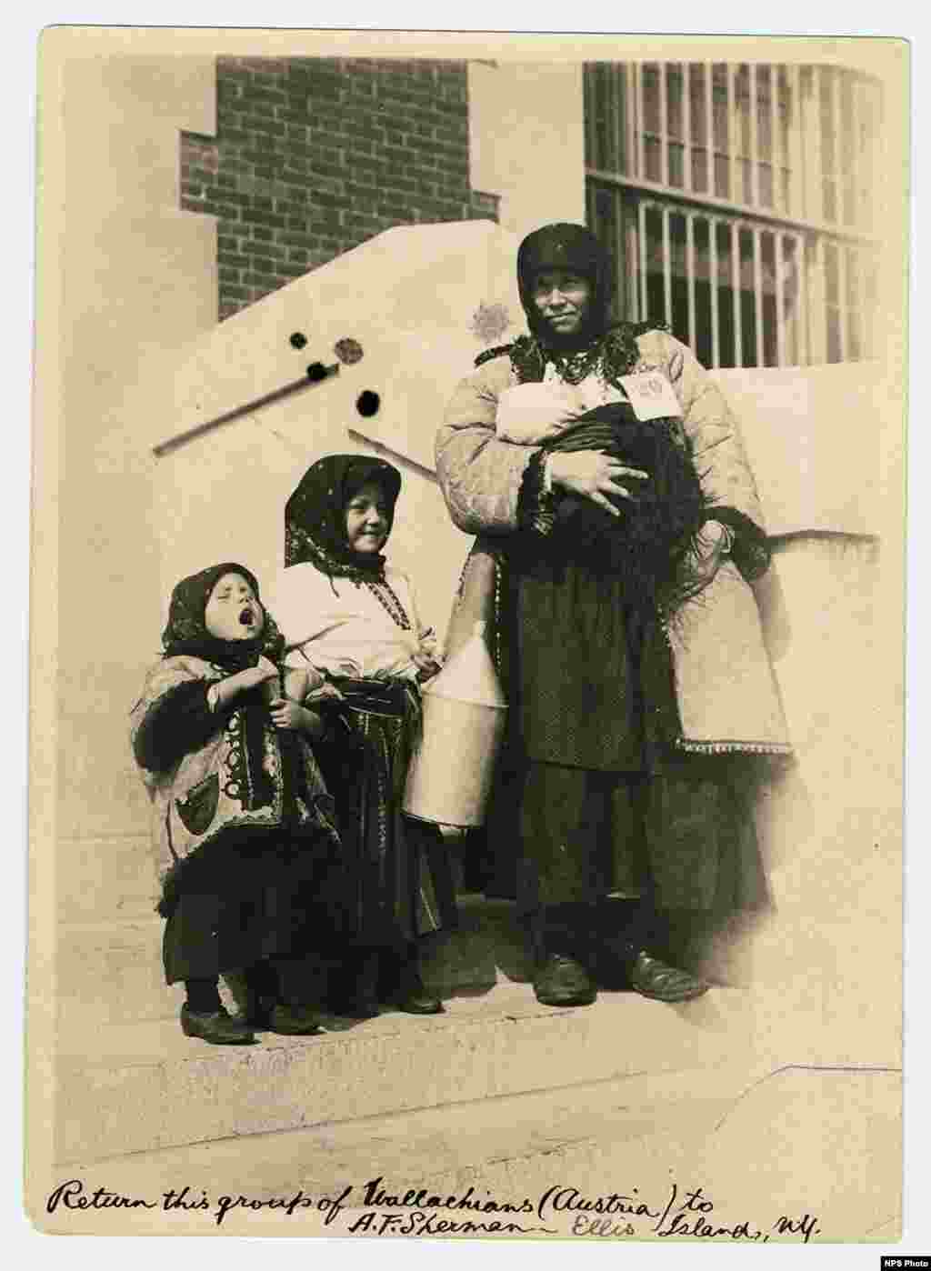 Femei valahe cu copiii lor. Vallahia sau Valahia era o regiune istorică a României situată la nord de Dunăre și la sud de Carpații de sud. Nota scrisă de mână pomenește Austria, pentru că unele din aceste zone au făcut parte din Imperiul Austro-Ungar înainte de Primul Război Mondial.