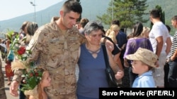 Jedan od vojnika na ispraćaju sa članovima porodice, Danilovgrad, 20. avgust 2010