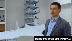 Директор компанії «Атлон Авіа» Артем В’юнник показує безпілотник, який входить до складу безпілотного авіаційного комплексу «Фурія А1-СМ»