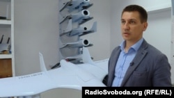 Директор компании «Атлон авиа» Артем Вьюнник показывает беспилотник, который входит в состав беспилотного авиационного комплекса «Фурия А1-СМ»