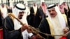 Бахрейн королі Хамад бин Иса әл-Халифа (оң жақта) Сауд Арабиясының королі Абдулла бин Абдул Әзиз әл-Саудқа қылыш сыйлап тұр. Манама, 18 сәуір 2012 жыл