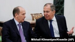 Directorul Serviciului Federal de Securitate (FSB) Aleksandr Bortnikov și ministrul de externe Serghei Lavrov la o reuniune a Consiliul de securitate de la Kremlin, Moscova, 15 martie 2018.