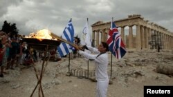 Flaka Olimpike është ndezur nga sportistja greke Niki Liosi në Akropolis dhe është përcjellë në Athinë