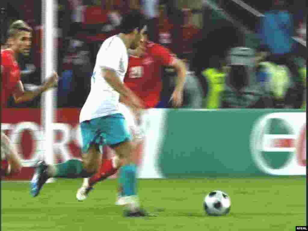 Avropa Çempionatının növbəti oyununda Türkiyə İsveçrəni 2-1 hesabıyla məğlub etdi - Beləliklə, Avropa Çempionatındakı ikinci oyununu qələbə ilə başa vuran Türkiyə millisi ilk 3 xalını qazanıb. Türkiyə yığmasının növbəti mərhələyə çıxmaq şansı var. Bu qrupdan növbəti mərhələyə çıxacaq komandalar növbəti turda müəyyənləşəcək. A qrupunun lideri Portuqaliya millisidir. Onun 6 xalı var. Çexiya və Türkiyə yığmaları 3, İsveçrə millisi isə 1 xal qazana bilib. Türklər növbəti oyunu Çexiya yığmasına qarşı keçirəcək.