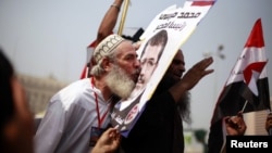 "Мохаммед Мурси жеңді" деген хабарға қуанып, оның суретін сүйіп тұрған адам. Каир, 18 маусым 2012 жыл.
