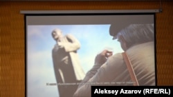 Абай ескерткішінің маңында өз ойын айтып тұрған Герольд Бельгер туралы видео кадры.