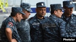 Armenia - Colonel Valeri Osipian (second from right) joins police forces deployed on Yerevan's Khorenatsi Street after being released by gunmen, 24Jul2016.