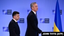 NATO-nun baş katibi Jens Stoltenberg (sağda) və Ukrayna prezidenti Volodymyr Zelensky