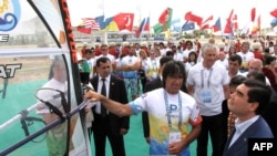 Президент Туркменистана Гурбангулы Бердымухамедов (справа на переднем плане) вместе с участниками чемпионата мира по виндсерфингу. Аваза, 1 июля 2014 года.