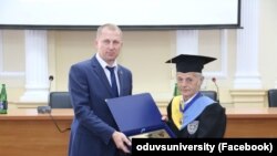 Ректор Одеського державного університету В'ячеслав Аброськін і лідер кримськотатарського народу Мустафа Джемілєв