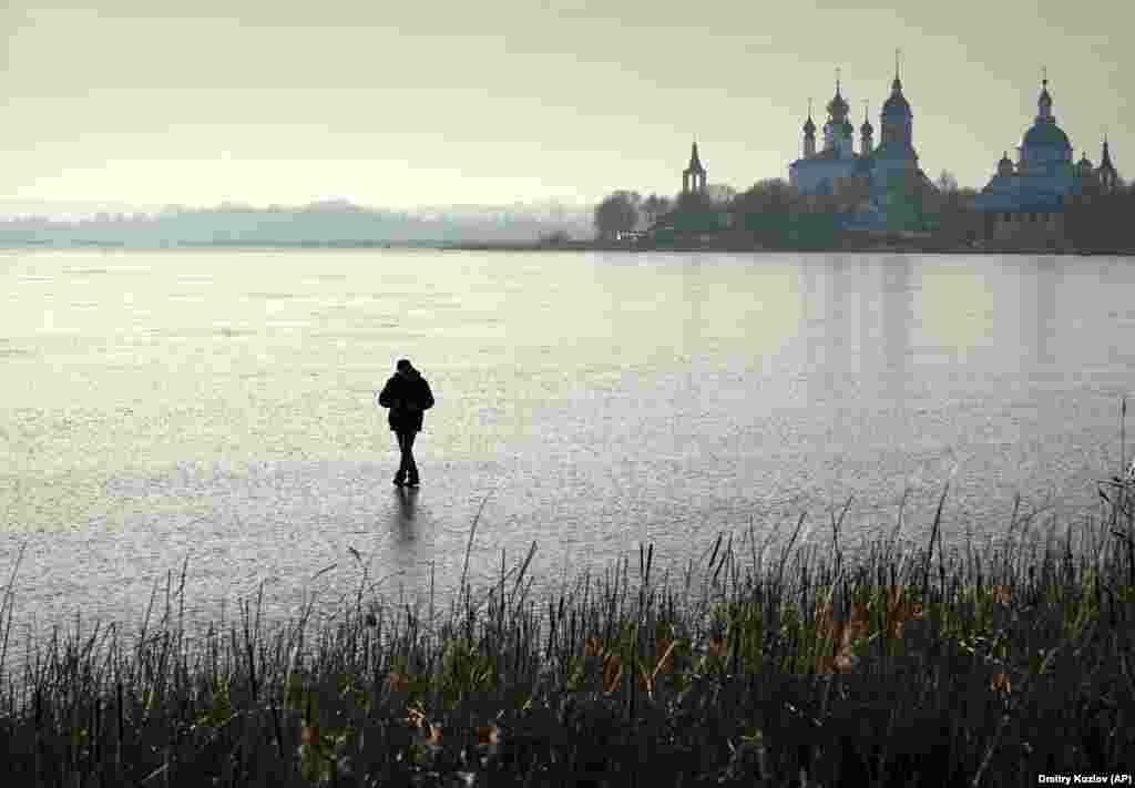 Lacul înghețat Nero de lângă Rostov Veliky, la 200km sudest de Moscova. (AP/Dmitry Kozlov)