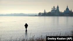 Человек идет по льду озера Неро, Ростов Великий, Ярославская область