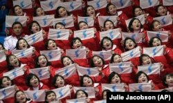 Болельщицы из КНДР с флажками Объединенной Кореи на Олимпиаде в Пхёнчхане