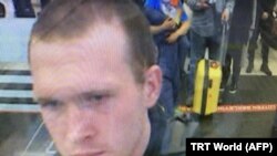 O captură din înregistrarea video a televiziunii de stat turce TRT, din 16 martie 2019, cu Brenton Tarrant sosind pe aeroportul din Istanbul în data de 13 septembrie 2016