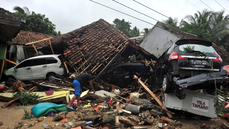 Потрага по преживеани по цунамито во Индонезија