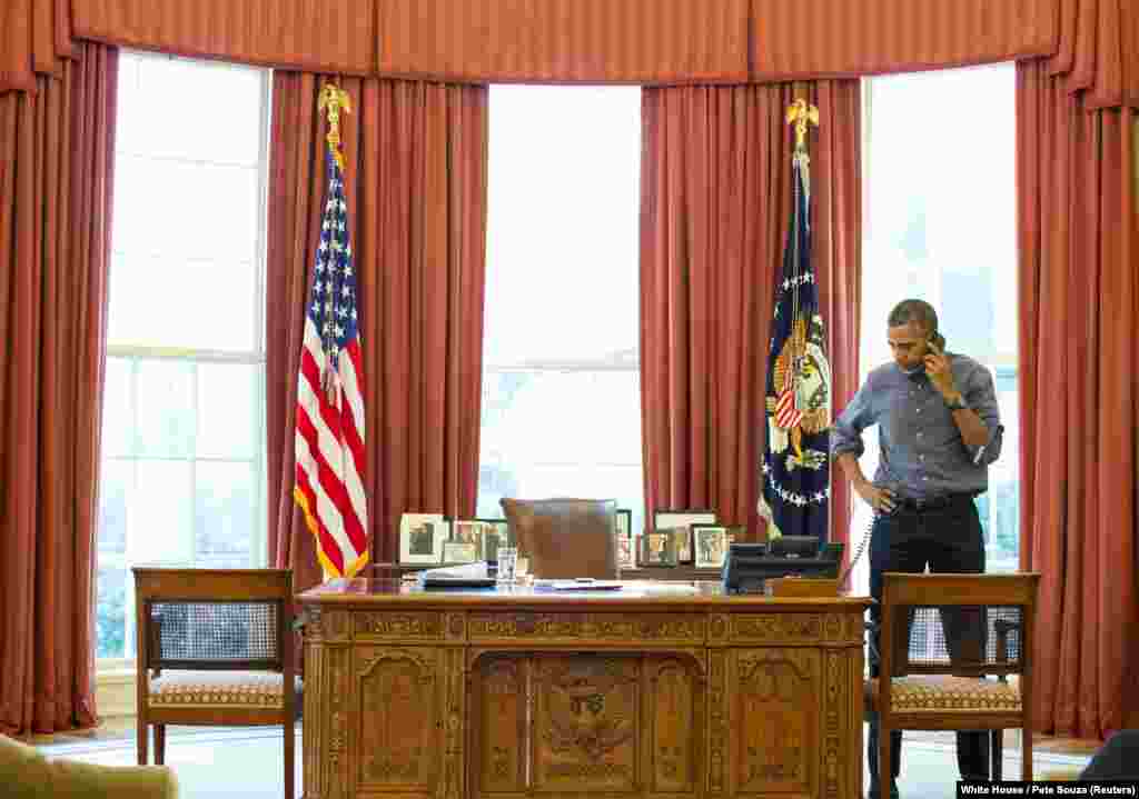 Обама беседует по телефону с президентом России Владимиром Путиным, 1 марта 2014 года. Эскалация кризиса в Украине привела к напряженным отношениям между США и Россией. 18 марта Россия незаконно аннексирует Крымский полуостров.