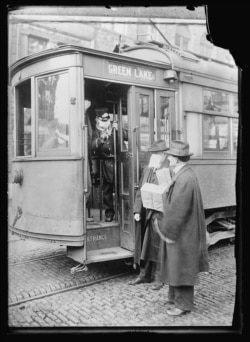 Сиэттл, 1918. Кондуктор не пускает в трамвай пассажира без защитной маски.