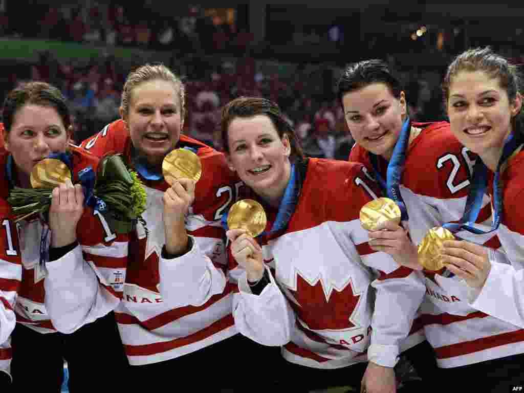 Team Canada players show off their medals after the ice hockey women&#39;s final against the United States in Vancouver.&nbsp;The Canadian Olympic Committee offers athletes $9,000 for gold, $6,800 for silver, and $4,500 for bronze medals.