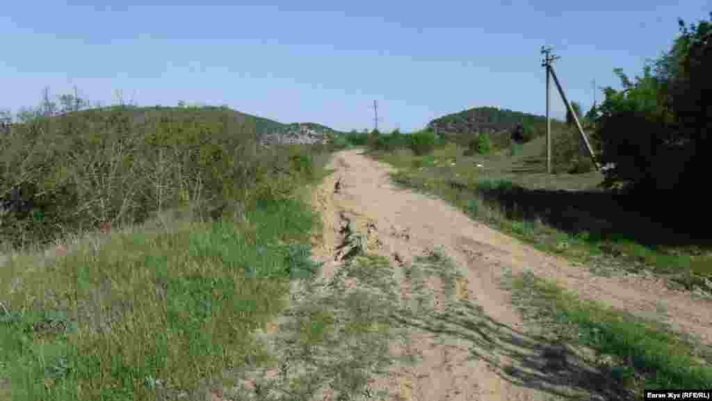 Проселочная дорога мимо бывшего карьера Балаклавского рудоуправления. По ней можно дойти к селу Чернореченское