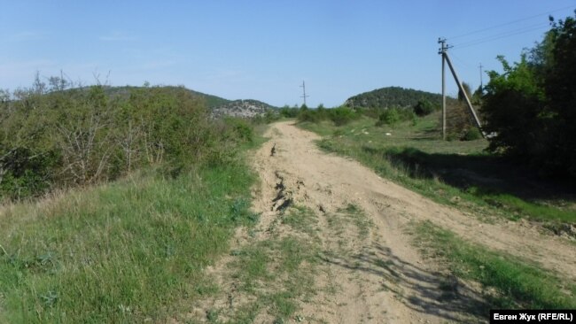 Проселочная дорога мимо бывшего карьера Балаклавского рудоуправления