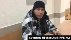Активист Артем Милушкин в зале суда
