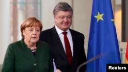 German Chancellor Angela Merkel (left) and Ukrainian President Petro Poroshenko (file photo)