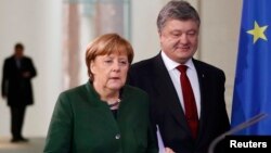 German Chancellor Angela Merkel (left) and Ukrainian President Petro Poroshenko (file photo)