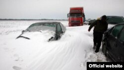 Oameni şi maşini în nămeţi, raionul Rezina (Sursa foto: consiliu.rezina.md)