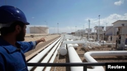 Нефтеперерабатывающий завод и морской порт в Эз-Завии на западе Ливии