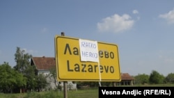 Papir sa natpisom "Ratko heroj" koji se nalazi na tabli na kojoj piše ime sela, Lazarevo, 26. maj 2011.