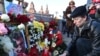 В Москве с места убийства Немцова вновь убрали все цветы