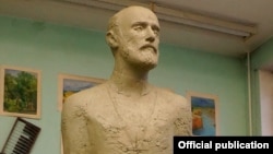 Трехметровый памятник Комитасу работы скульптора Левона Бейбутяна в Санкт-Петербурге
