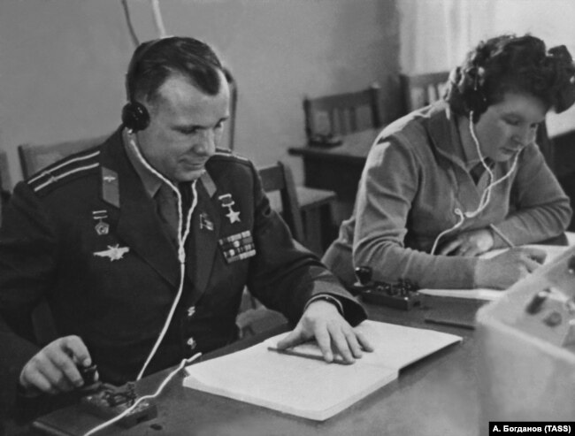 Юрий Гагарин и Валентина Терешкова на учебных занятиях, 1 июня 1963 года