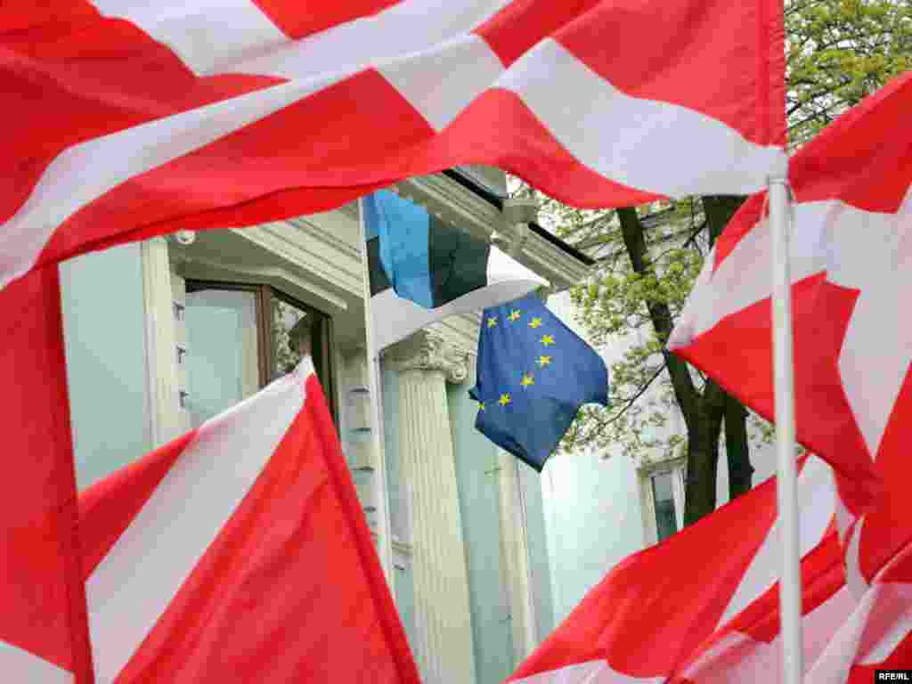 Russia -- Flags of " Nashi " youth pro-Putin organization surround the flags of Estonia and the EU at the Estonian embassy in Moscow, 27Apr2007 - 27 квітня, 2007, Москва: прапори пропутінської молодіжної групи «Наші» під естонським посольством. Рішення Естонії перенести пам’ятник радянському солдатові з центру Талліна викликав бурхливу реакцію Росії.