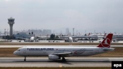 Самолет Turkish Airlines в международном аэропорту имени Ататюрка в Стамбуле