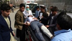 آرشیف، فردیکه در یک حمله انتحاری در کابل زخمی شده است در حال انتقال به شفاخانه
