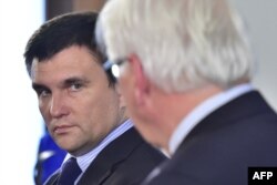 Frank-Walter Steinmeier (dreapta) cu omologul săi ucrainean Pavlo Klimkin in Berlin, 01 iunie, 2016