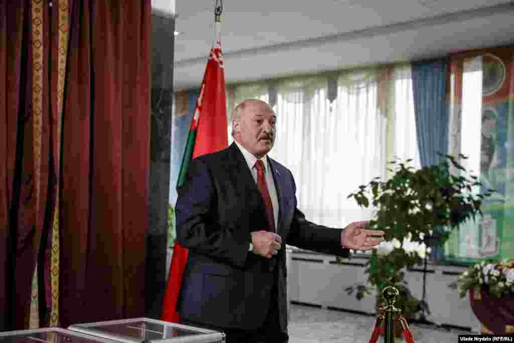 Пасьля галасваньня Лукашэнка доўга адказваў на пытаньні журналістаў