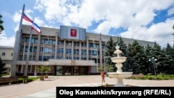 Герб с грифоном на здании российской администрации Керчи