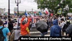 Протести в Хабаровську почалися після арешту губернатора краю Сергія Фургала 9 липня за звинуваченням в організації вбивств 15 років тому