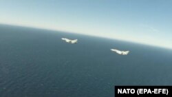 Avioane de luptă rusești care zburau la joasă înălțime deasupra unui distrugător al marinei americane interceptate de aparate belgiene din misiunea NATO de patrulare deaspra Mării Baltice în largul coastelor Lituaniei, 17 aprilie 2020.