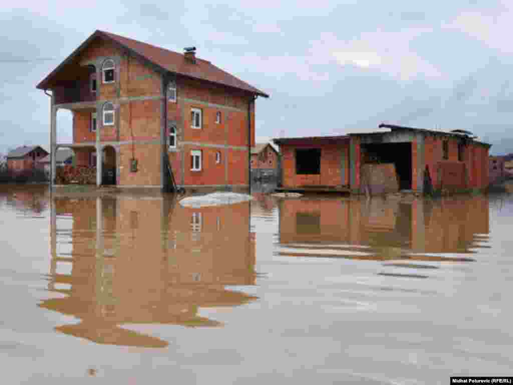 Jaka kiša izazvala je poplave u sarajevskim prigradskim naseljima Osjek, Stup, Doglodi i Bojnik, 02.12.2010. Foto: Midhat Poturović 