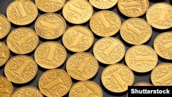 У НБУ заявляють, що українці зможуть розраховуватися одночасно і новими монетами, і банкнотами відповідних номіналів необмежений період часу – доки монети поступово не замістять банкноти в обігу