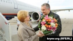 Сергей Аксенов встречает Веронику Скворцову в аэропорту Симферополя