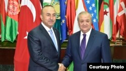 Министры иностранных дел Узбекистана и Турции Абдулазиз Камилов (справа) и Мевлют Чавушоглу. Фото взято с веб-сайта МИД Узбекистана. Ташкент, 26 апреля 2017 года.