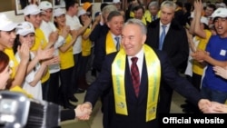Қазақстан президенті Нұрсұлтан Назарбаевтың "Нұр Отан" партиясының мүшелерімен кездесуге келген сәті.