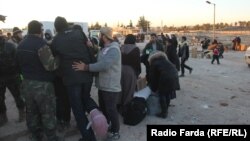 Pamje e evakuimit të kryengritësve sirianë nga qyteti Alepo